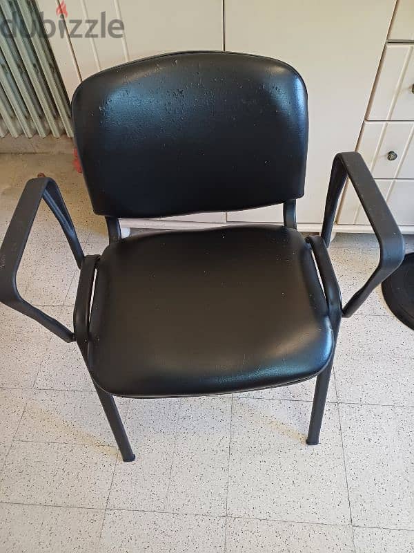 للمكتب كرسي 0