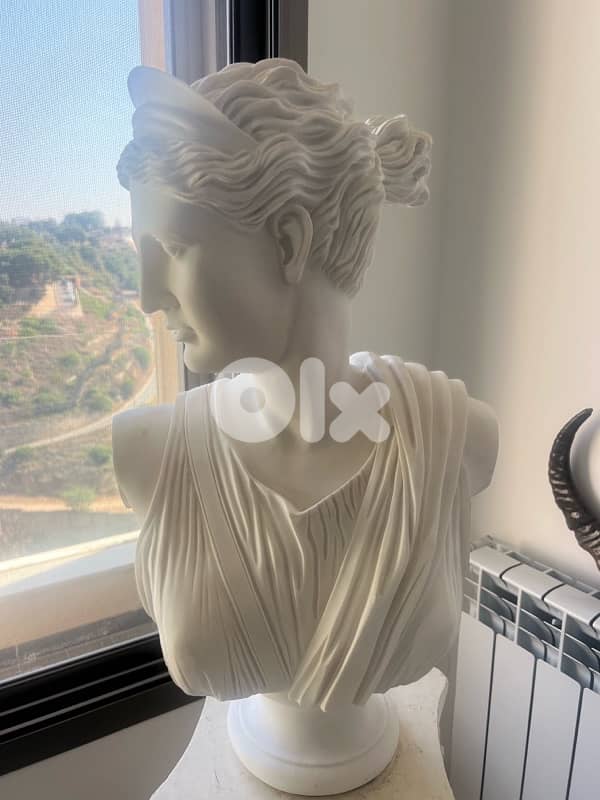 Bust of Ancient Greek goddess Artemis (Diana) 0