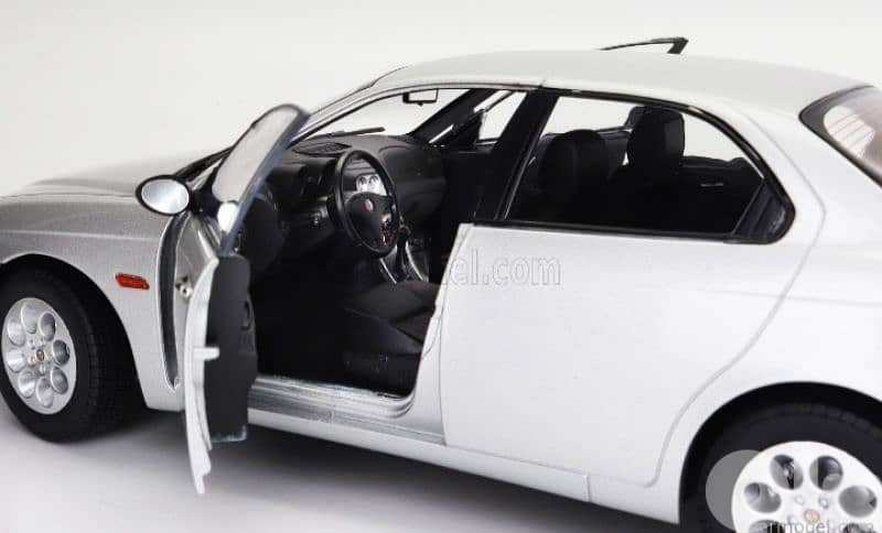 Alfa Romeo 156 Twin Spark 2.0 (1997) diecast car model 1;18 7