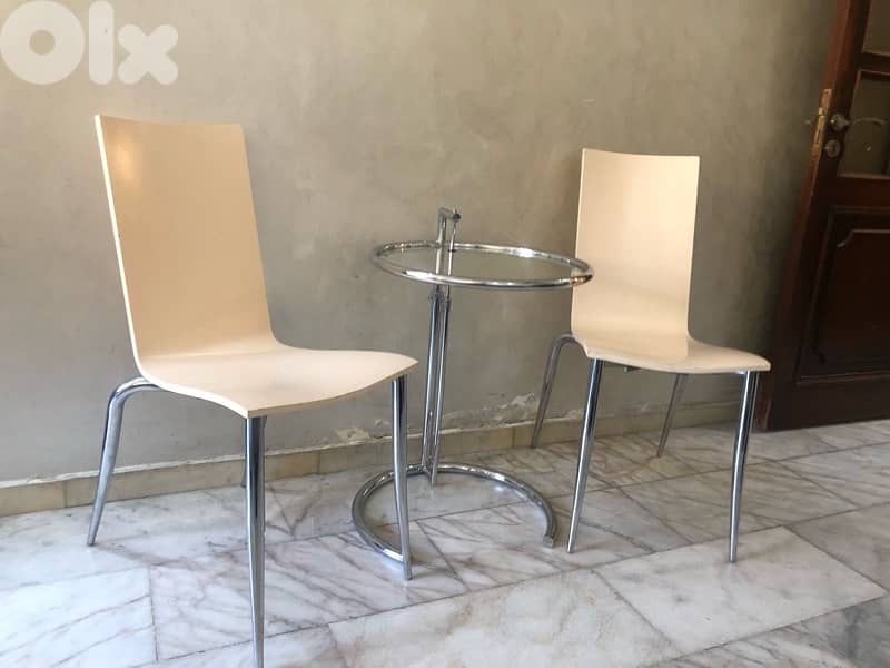 2 Olly tango chairs with chrome coffee table . 275$ 2