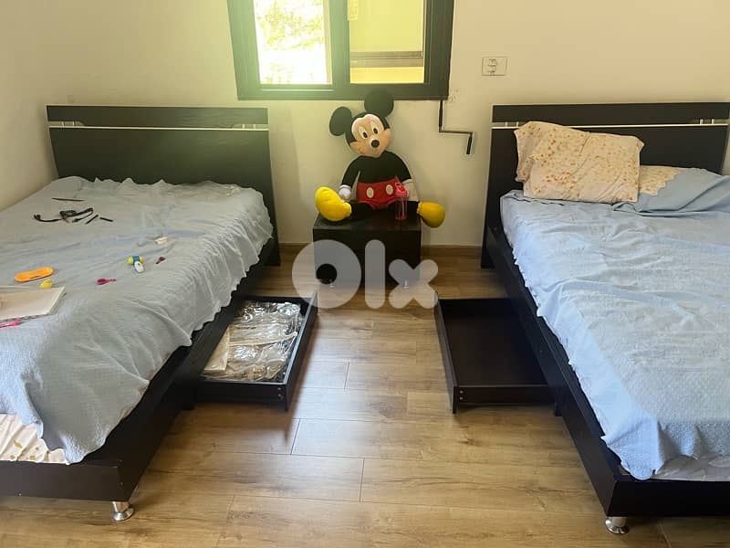 Bedroom for Sale غرفة نوم سريرين و كومود و تسريحة 1