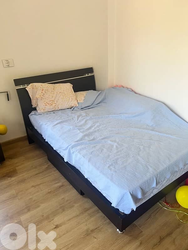 Bedroom for Sale غرفة نوم سريرين و كومود و تسريحة 2