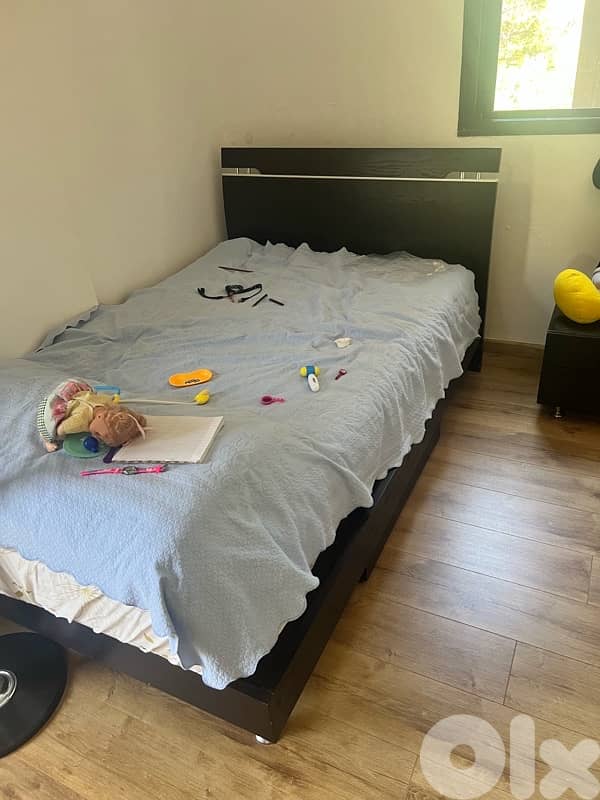 Bedroom for Sale غرفة نوم سريرين و كومود و تسريحة 3