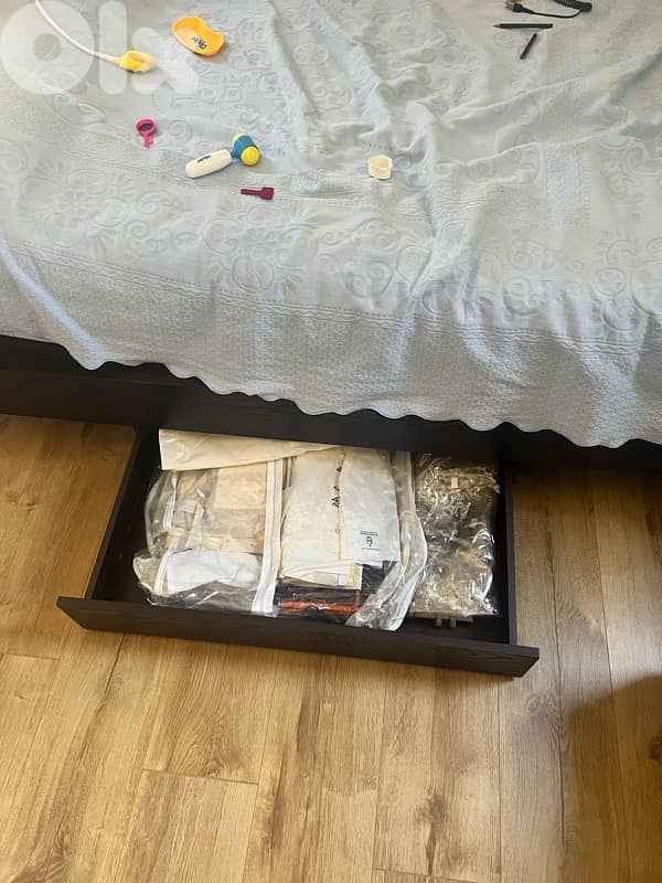 Bedroom for Sale غرفة نوم سريرين و كومود و تسريحة 4