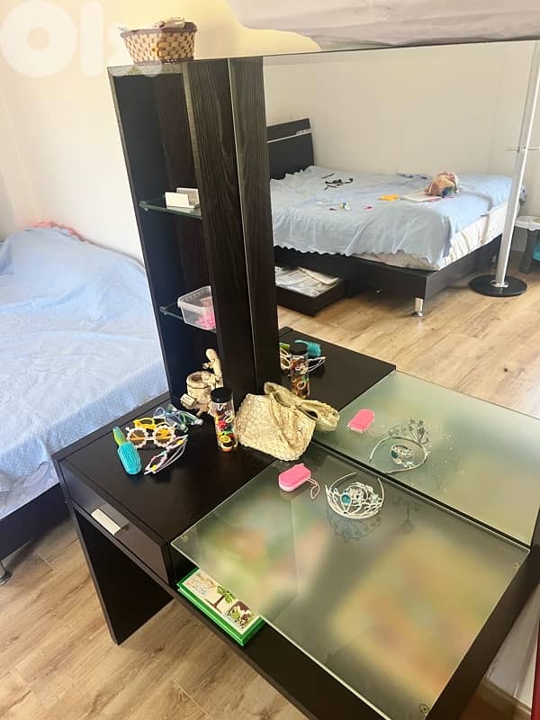 Bedroom for Sale غرفة نوم سريرين و كومود و تسريحة 5