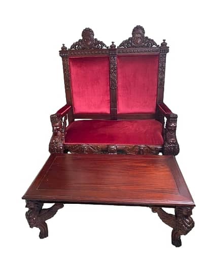 كنباية  قديمة من مخمل بوردو مع طاولة من خشب الماهوجني