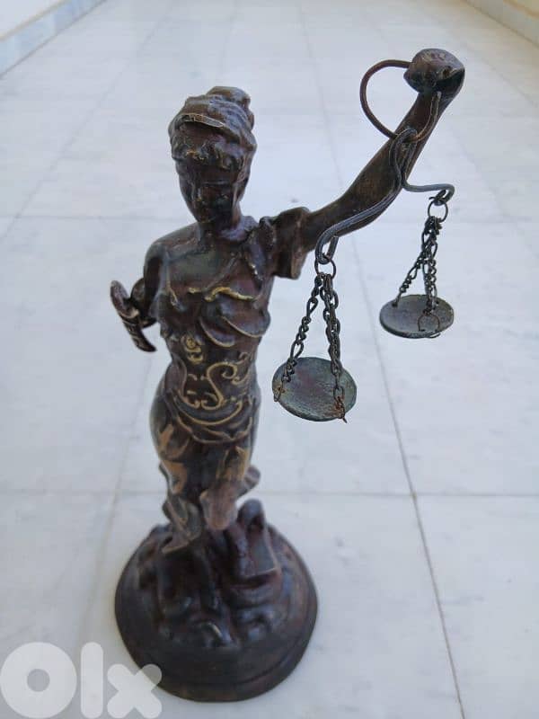 تمثال العدالة 0