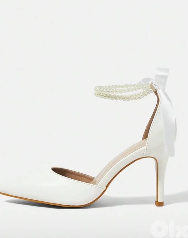 White high heels with pearl 0