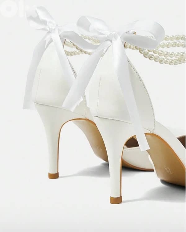 White high heels with pearl 1