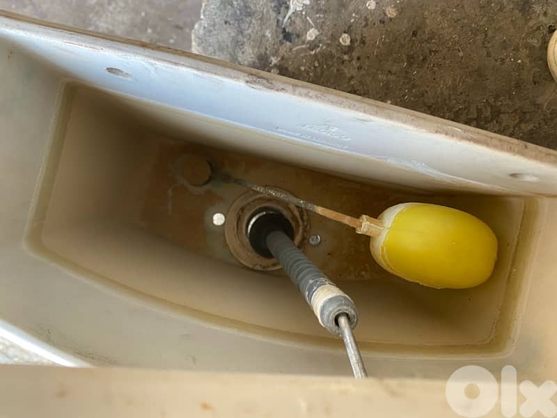 خزان كرسة حمام مع اغراضها لون عاج 1