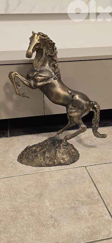 حصان نحاس معتق كامل مع قاعدته 0