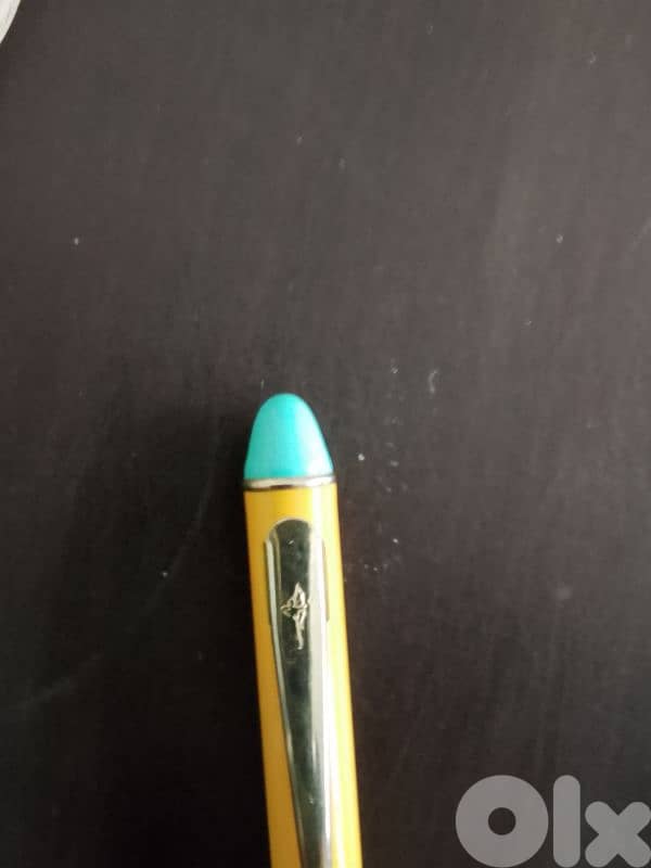 blue yellow pen 1