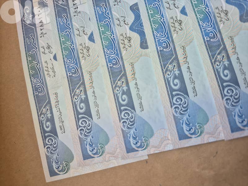 The blue 1000 Livres Libanaises Banknote 1