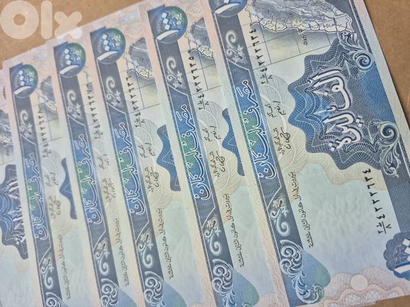 The blue 1000 Livres Libanaises Banknote 2