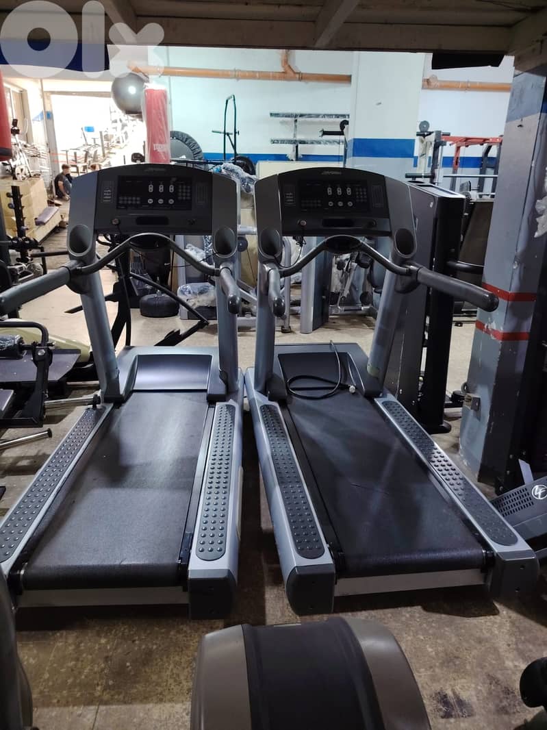 treadmill life fitness like new 1