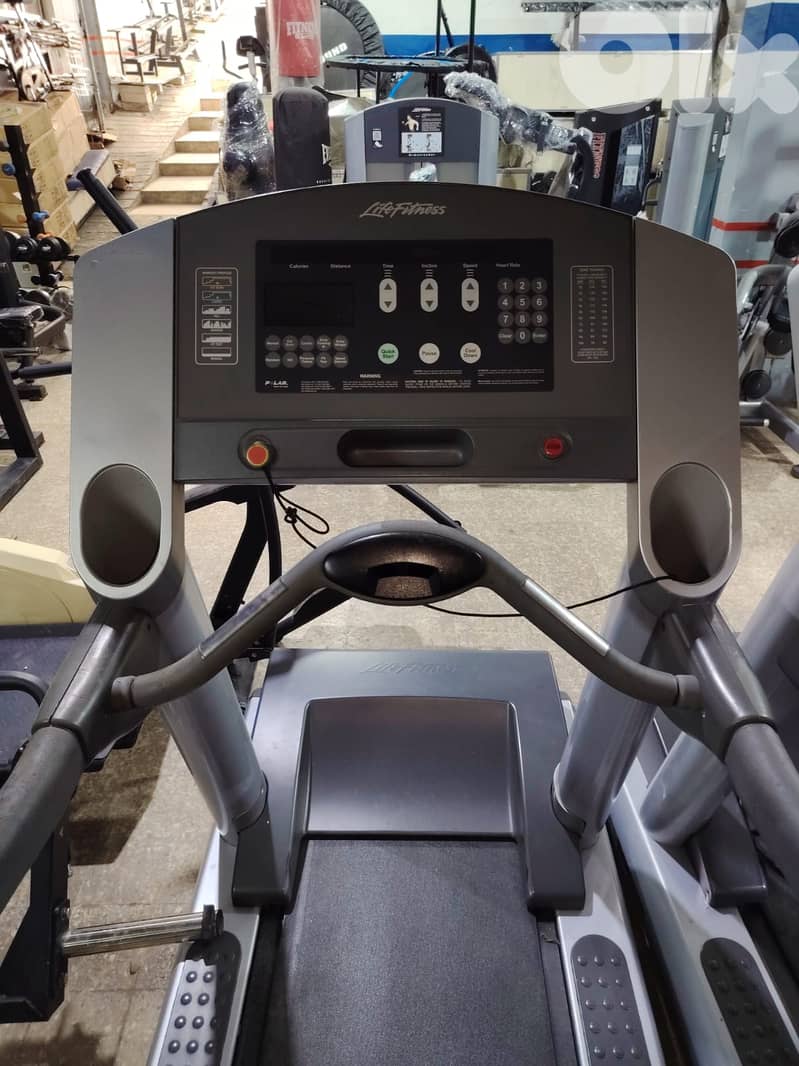 treadmill life fitness like new 2
