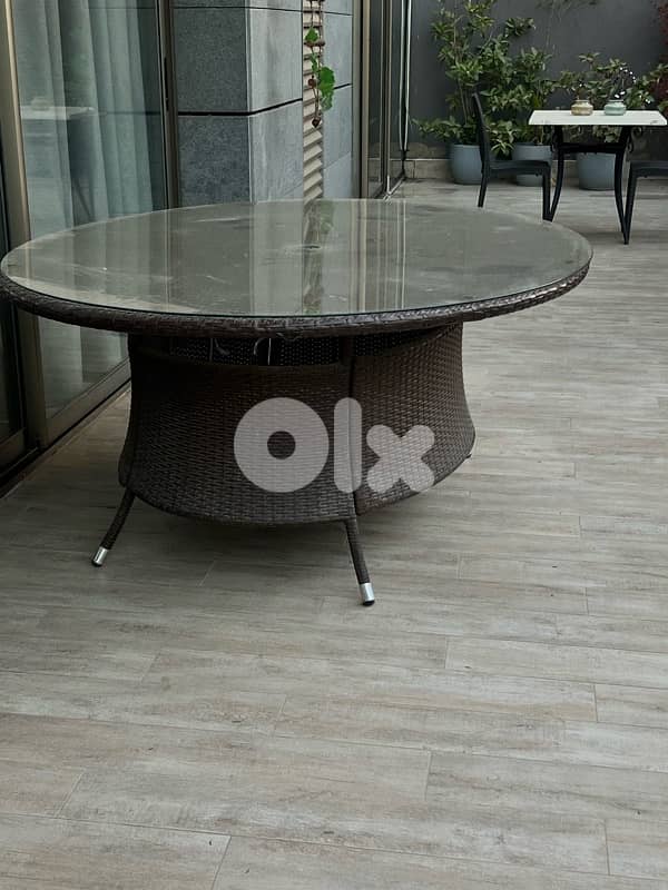 outdoor  rasin oval table with 4 chairs 0