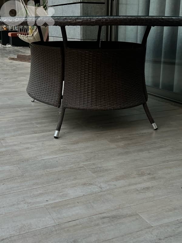 outdoor  rasin oval table with 4 chairs 2