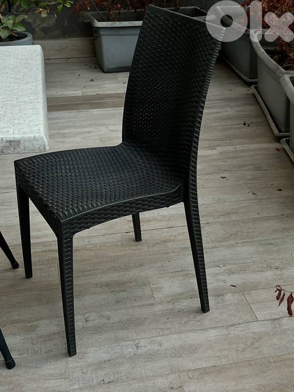 outdoor  rasin oval table with 4 chairs 3