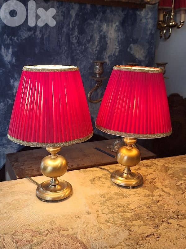 2 small brass lamps 0