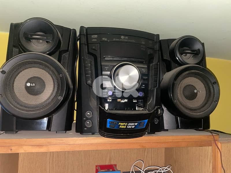 stereo with two big speakers 0