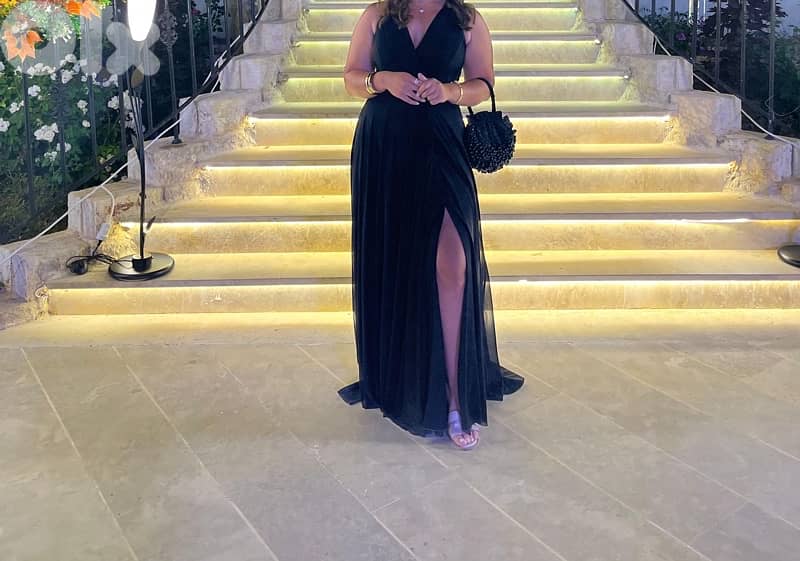 black dress used 1 time and it’s new 2