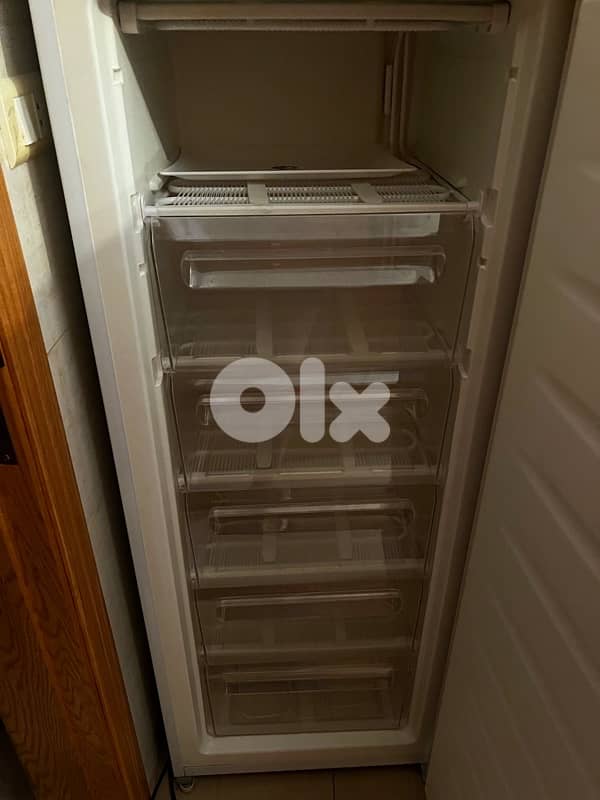 فريزر Campomatic عمودي – بحالة ممتازة – ٥ أدراج 0