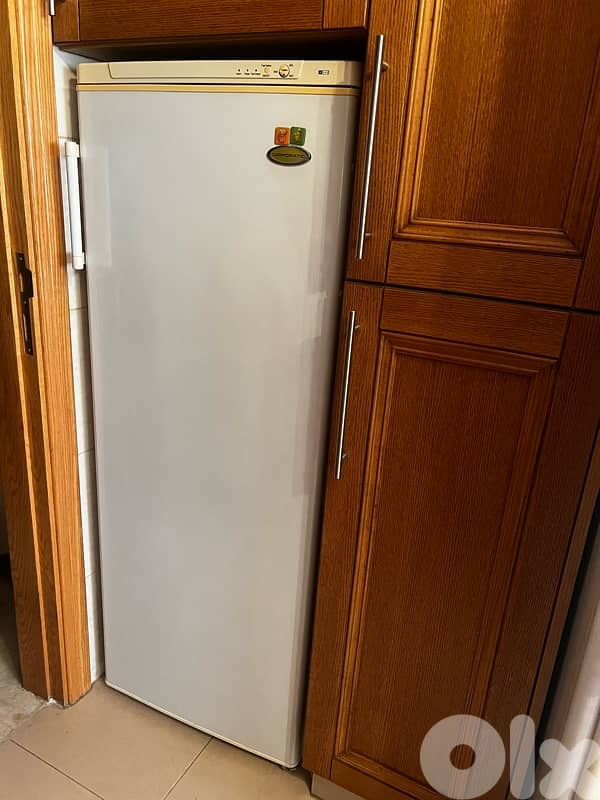 فريزر Campomatic عمودي – بحالة ممتازة – ٥ أدراج 2