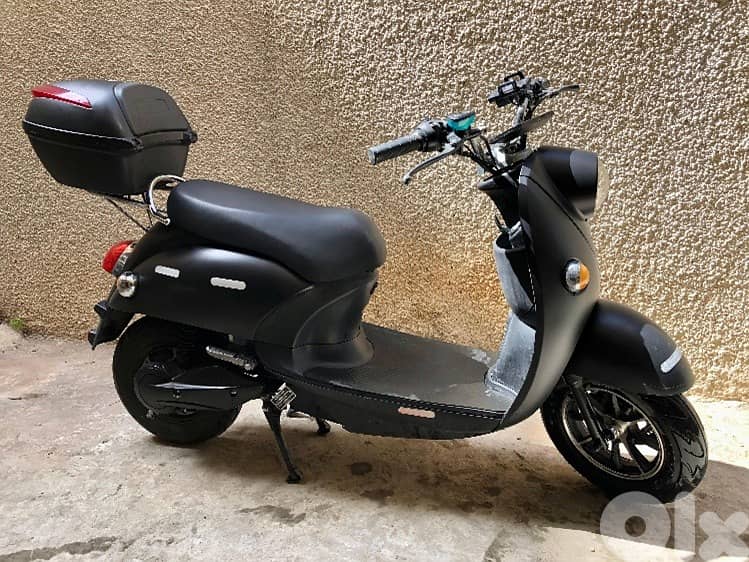 Black and blue e-motorbikes 1