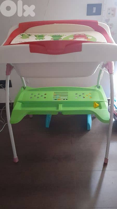 baby bath and changing 0