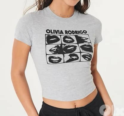 A pack of 2 Tshirts: Tommy Hilfiger & Hollister 5