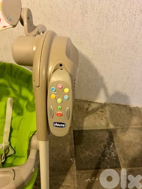 Chicco Automatic Baby swing chair 2