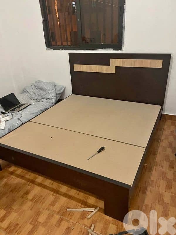 تخت مجوز فدار جديد من المعمل (stander) 0