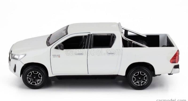 Toyota Hilux 2021 diecast car model 1:27 3