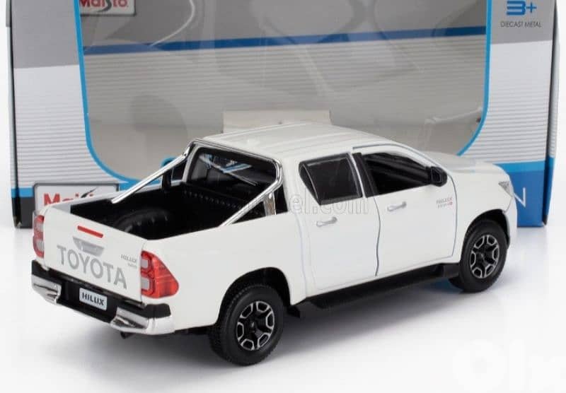 Toyota Hilux 2021 diecast car model 1:27 4