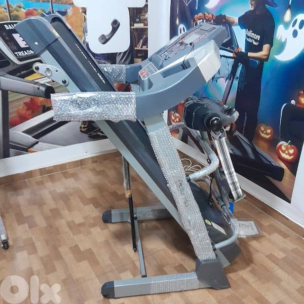 treadmill sports machines 2hp motor power  like new 1