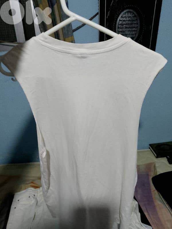 Sleeveless white T-shirt 1