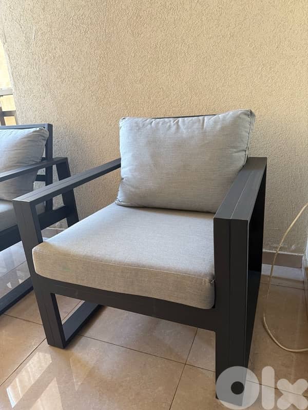 1 Outdoor metal Table + 2 single chairs + 1 double chair 1