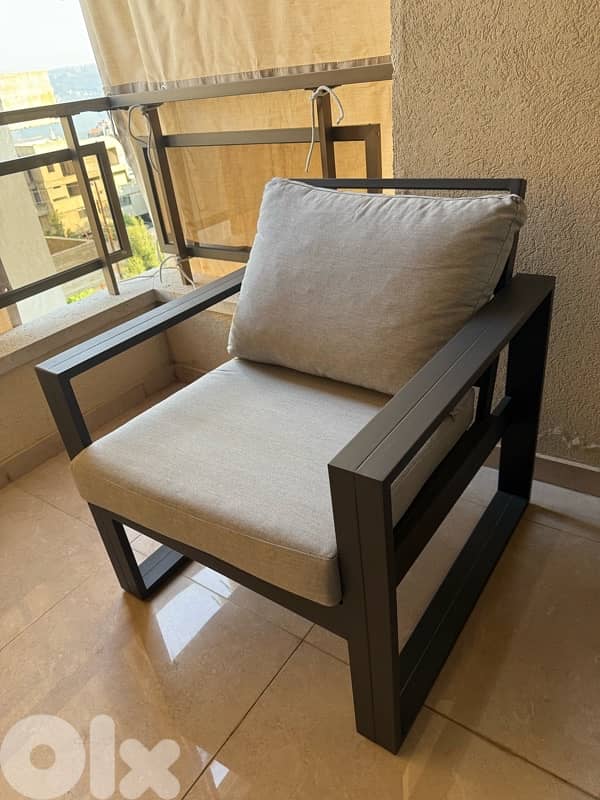 1 Outdoor metal Table + 2 single chairs + 1 double chair 3