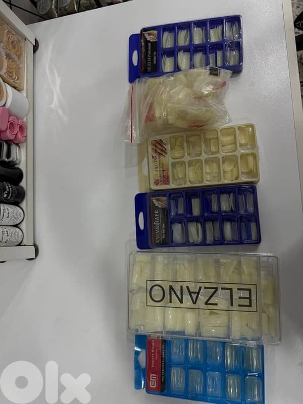 اغراض institut كاملة للبيع بسبب الاقفال 12