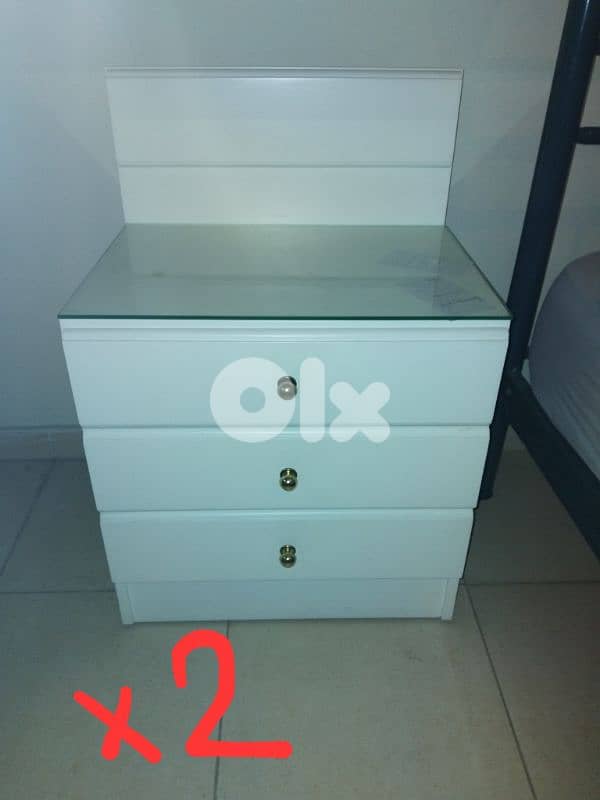 2 nightstands bedside tables 0