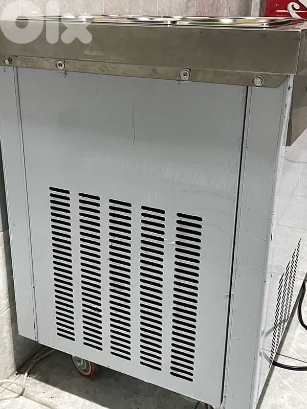 للبيع مكينة بوظة رول 6