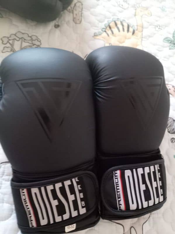 TWO BOXING GLOVES (DIESEL) size 10 oz 3