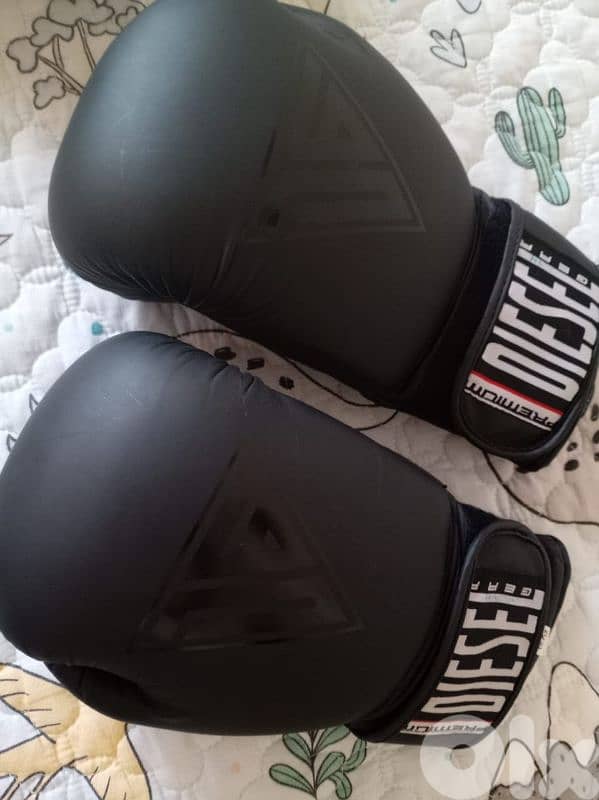 TWO BOXING GLOVES (DIESEL) size 10 oz 4