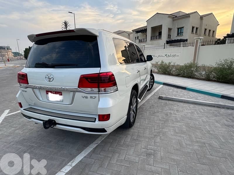 Toyota Land Cruiser 2017 VXR 5.7 L أعلى فئه 0