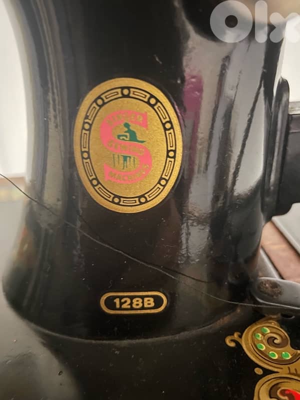 Antique Singer 128b Sewing machine with table 3