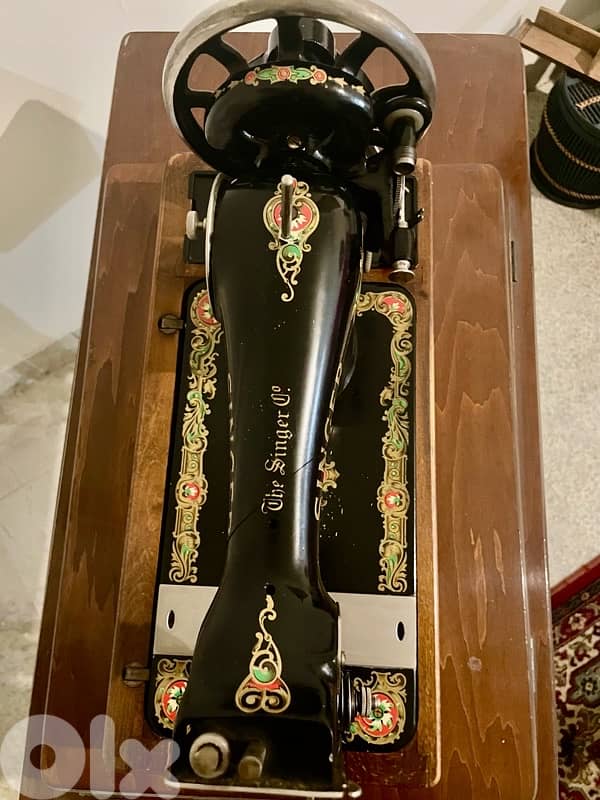 Antique Singer 128b Sewing machine with table 6