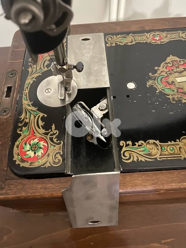 Antique Singer 128b Sewing machine with table 7
