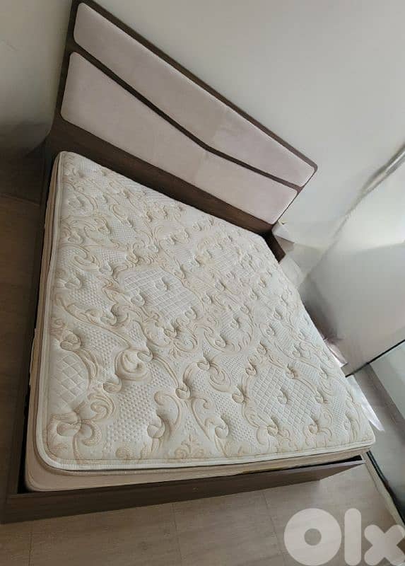 king size bed + high quality mattress 0