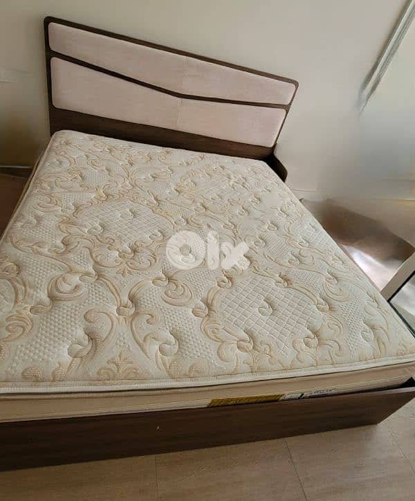 king size bed + high quality mattress 1